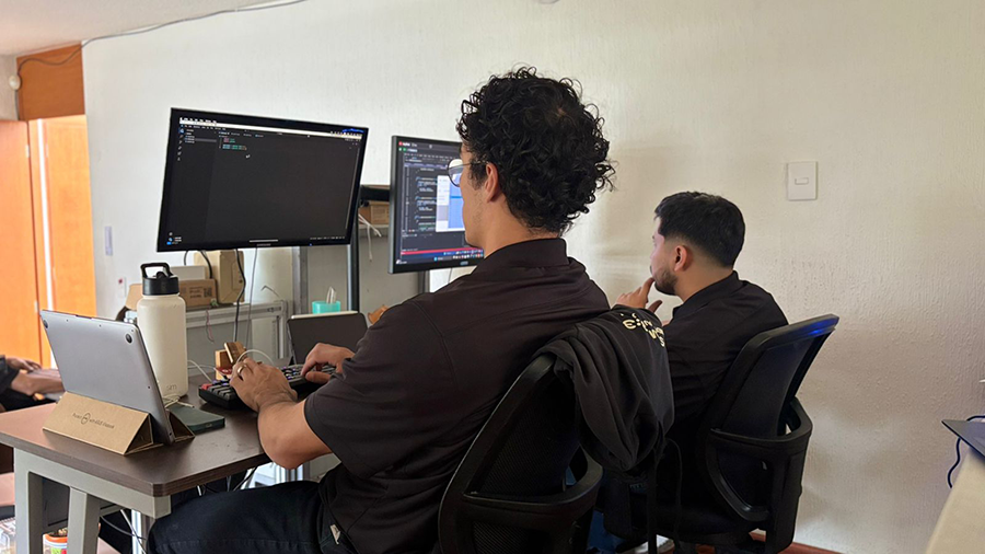 Técnicos especializados en automatización industrial trabajando en campo en Aguascalientes